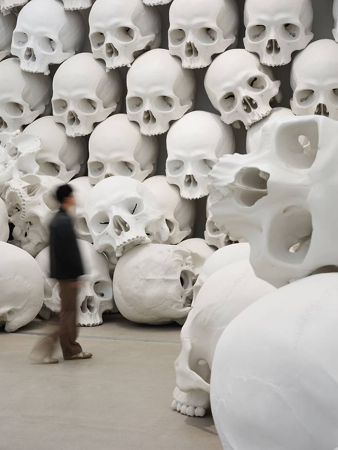 매스, 2016–2017, 유리섬유에 합성 폴리머 페인트, 가변 크기. 빅토리아 국립미술관, 멜버른. 펠턴 유증, 2018