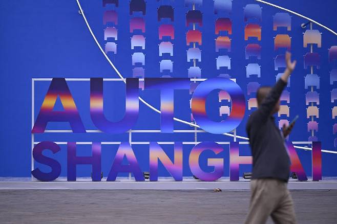 22일 중국 상하이 국가전시컨벤션센터에서 상하이 모터쇼 준비 작업이 진행 중이다. (사진=AFP)