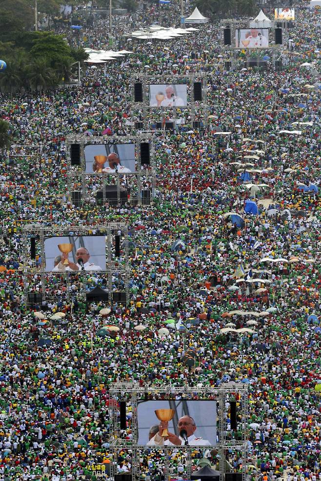 2013년 7월 28일 수십만 명의 사람들이 리우데자네이루의 코파카바나 해변에 모여 프란치스코 교황이 브라질 방문의 마지막 미사를 집전하고 있다. (사진=AFP)