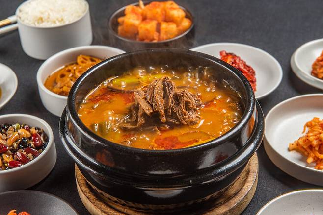 찌개, 라면, 국 등에는 염분이 많이 들어간다. 건더기 위주로 먹고 짠 국물은 남기는 게 좋다. [사진=클립아트코리아]