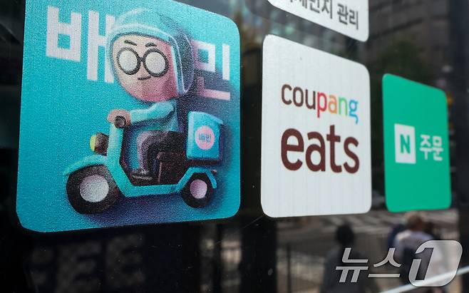 서울 시내 음식점에 배달앱 스티커가 붙어있다.  ⓒ News1 김성진 기자