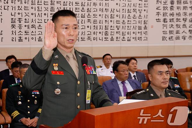 임성근 전 해병대 1사단장이 지난해 7월 19일 오후 서울 여의도 국회 법제사법위원회에서 열린 '윤석열 대통령 탄핵소추안 즉각 발의 요청에 관한 청원 관련 1차 청문회'에서 증인 선서를 하고 있다. 앞줄 오른쪽은 박정훈 전 해병대수사단장./뉴스1 ⓒ News1 안은나 기자