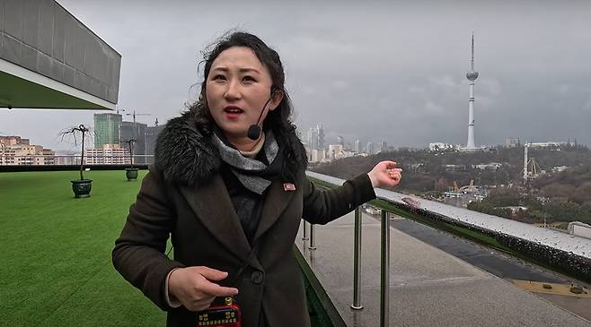 평양을 방문한 외국인 관광객들을 가이드하는 북한 여성의 모습 (출처 유튜브 채널 'Matt and Julia')