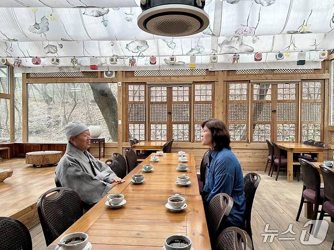 여암 전등사 주지 스님과 담소를 나누는 장미란 문화체육관광부 제2차관ⓒ News1 윤슬빈 기자