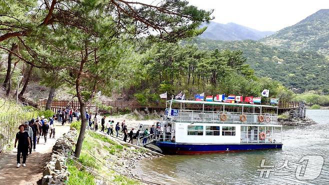 충북 괴산의 명소 '산막이옛길' 유람선./뉴스1