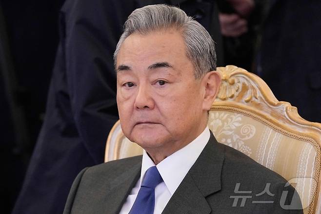 왕이 중국 외교부장이 1일(현지시간) 모스크바에서 세르게이 라브로프 러시아 외무장관과 회담을 하고 있다. 2025.04.02 ⓒ AFP=뉴스1 ⓒ News1 우동명 기자