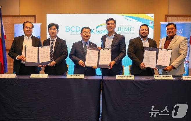 윤석대 한국수자원공사 사장(왼쪽 세 번째)이 기지전환개발청(BCDA)과 그 산하 자회사인 존헤이관리공사(JHMC)와 업무협약을 체결한 뒤 기념사진을 촬영하고 있다.(한국수자원공사 제공.재판매 및 DB금지)/뉴스1