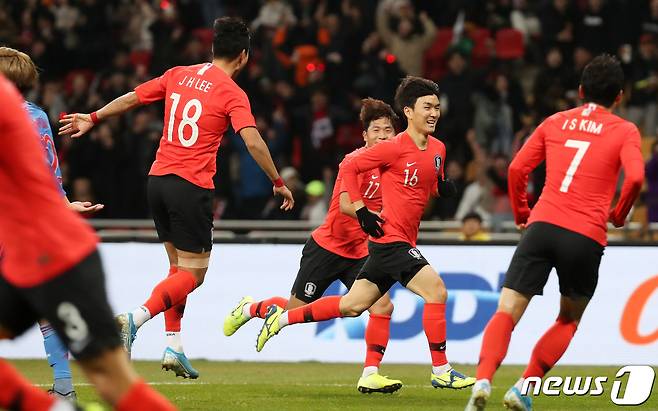 2019년 한일전 당시 득점 후 기뻐하는 황인범(가운데). 2019.12.18/뉴스1 ⓒ News1 이동해 기자