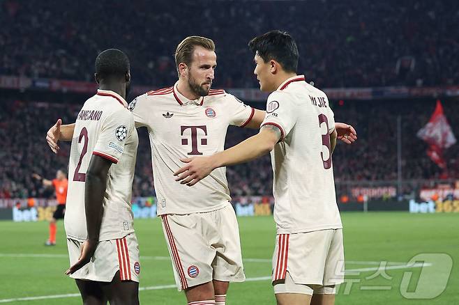 독일 분데스리가 우승을 눈앞에 둔 김민재(오른쪽)와 해리 케인(가운데) ⓒ AFP=뉴스1