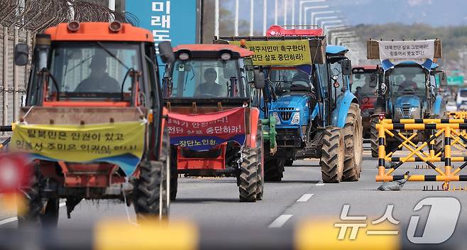 파주 접경지역 주민 등이 23일 오전 경기도 파주시 임진각 평화랜드 인근에서 납북자가족모임 주최로 열리는 대북 전단 살포 행사를 저지하기 위해 트랙터를 이끌고 통일대교에서 나오고 있다. 2025.4.23/뉴스1 ⓒ News1 김성진 기자