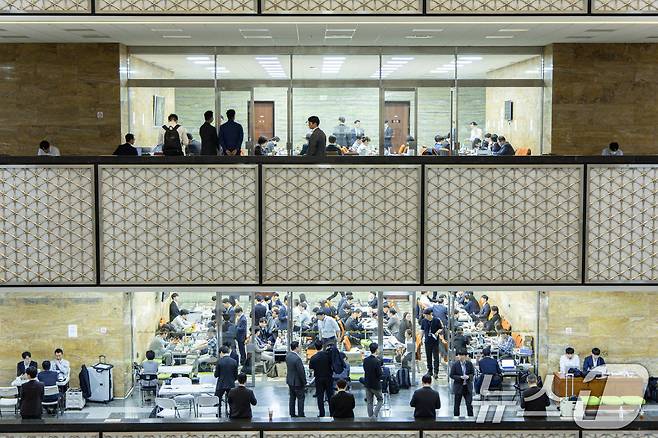 23일 오전 서울 여의도 국회 상임위원회 회의장 복도가 정부부처 관계자들로 북적이고 있다. 국회는 이날부터 정부가 제출한 12조2000억 원 규모의 추가경정예산(추경)안을 본격 심사한다. 이르면 다음 주 중으로 추경안이 의결될 전망이다. 2025.4.23/뉴스1 ⓒ News1 이재명 기자