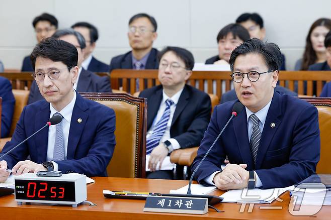 김범석 기획재정부 1차관이 23일 오전 서울 여의도 국회에서 열린 기획재정위원회 제424회국회(임시회) 제1차 전체회의에 출석해 추가경정예산안 관련 의원 질의에 답하고 있다. 2025.4.23/뉴스1 ⓒ News1 안은나 기자