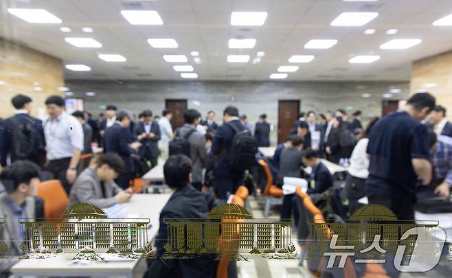 23일 오전 서울 여의도 국회 상임위원회 회의장 복도가 정부부처 관계자들로 북적이고 있다. 국회는 이날부터 정부가 제출한 12조2000억 원 규모의 추가경정예산(추경)안을 본격 심사한다. 이르면 다음 주 중으로 추경안이 의결될 전망이다. 2025.4.23/뉴스1 ⓒ News1 이재명 기자