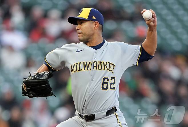 밀워키 브루어스 투수 호세 퀸타나가 23일(한국시간) 열린 2025 메이저리그 샌프란시스코 자이언츠전에서 6이닝을 1실점으로 막고 시즌 3승째를 거뒀다.  ⓒ AFP=뉴스1