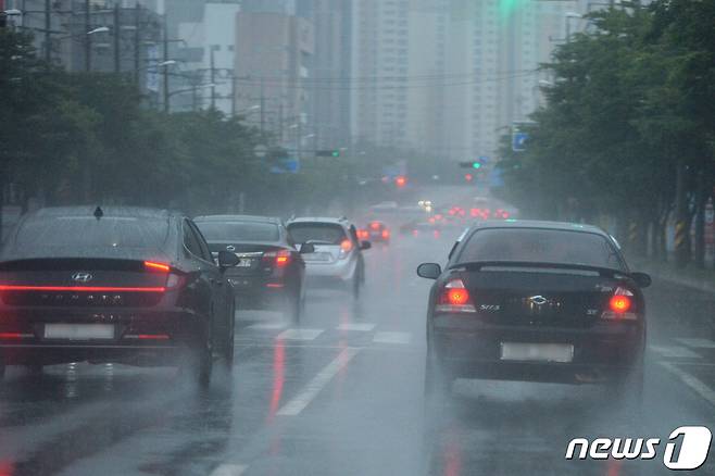 장맛비가 쏟아지면서 출근길 승용차들이 거북이 운행을 하고 있다. 2020.7.13/뉴스1 ⓒ News1 최창호 기자