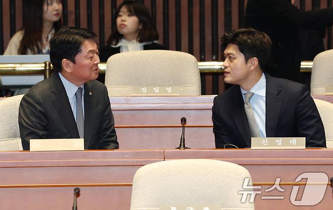 국민의힘 안철수, 김용태 의원이 지난 1월 13일 오후 서울 여의도 국회에서 열린 의원총회에서 대화하고 있다. 2025.1.13/뉴스1 ⓒ News1 이광호 기자