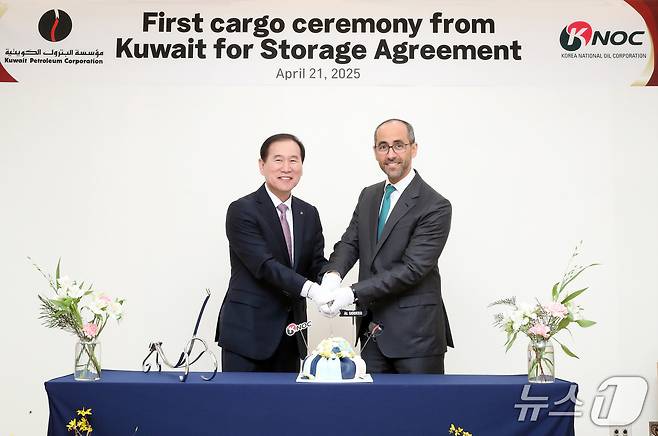 23일 열린 쿠웨이트 국제공동비축 원유 입고 기념행사에서 김동섭 한국석유공사 사장(왼쪽)과 KPC 셰이크 나와프 사우드 알 사바 CEO가 기념촬영을 하고 있다. /2025.4.23/(석유공사 제공) ⓒ News1