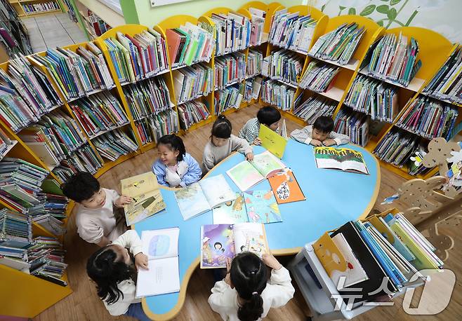 세계 책의 날을 하루 앞둔 22일 오전 경기 수원시 영통구 효동초등학교에서 1학년 학생들이 독서를 하고 있다. 2025.4.22/뉴스1 ⓒ News1 김영운 기자
