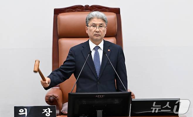 이상봉 제주도의회 의장이 23일 오후 제437회 도의회 임시회 제7차 본회의에서 의사봉을 두드리고 있다.(제주도의회 제공, 재판매 및 DB 금지)