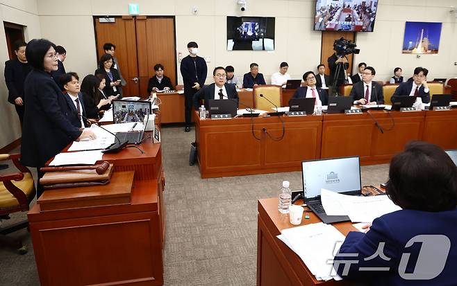 최민희 국회 과학기술방송통신위원장(왼쪽)이 18일 오후 서울 여의도 국회에서 열린 '과학기술방송통신위원회 전체회의'에서 더불어민주당 간사인 김현 의원과 박정훈 국민의힘 의원이 설전을 벌이자 정회를 선언한 뒤 굳은 표정을 하고 있다. 2025.4.18/뉴스1 ⓒ News1 김민지 기자