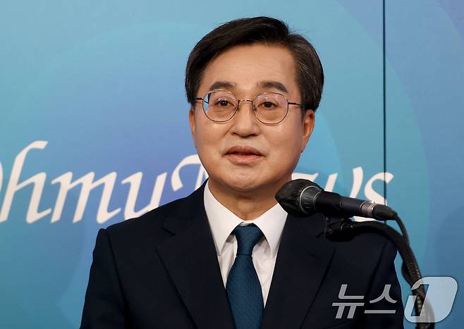 더불어민주당 제21대 대통령선거 경선에 나선 김동연 예비후보가 23일 오후 서울 여의도 오마이TV 스튜디오에서 열린 오마이TV 초청 토론회에서 모두발언을 하고 있다. 2025.4.23/뉴스1 ⓒ News1 국회사진취재단