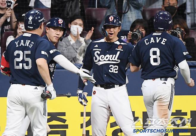 22일 서울 고척스카이돔에서 열린 두산-키움전. 9회초 1사 1루 투런포를 친 양의지가 김재환의 환영을 받고 있다. 고척=정재근 기자 cjg@sportschosun.com/2025.4.22/