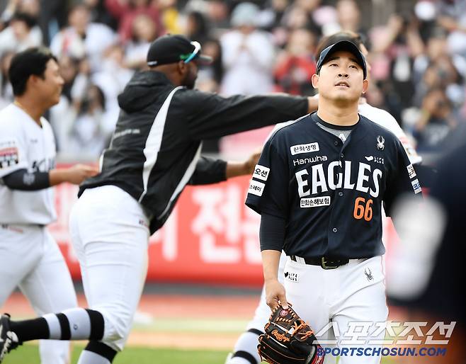 23일 수원 KT위즈파크에서 열린 한화-KT전. 11회말 1사 1, 2루 배정대에게 끝내기 안타를 허용한 주현상이 아쉬워하고 있다. 수원=정재근 기자 cjg@sportschosun.com/2025..3.23/