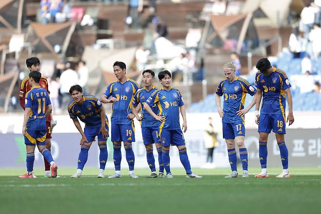 울산문수축구경기장/ K리그1/ 울산HDFC vs 강원FC/ 울산 강민우, 김영권, 이진현, 이희균, 루빅손, 허율/ 경기 종료/ 패배/ 아쉬움/ 사진 김정수