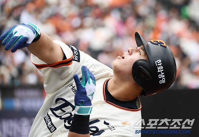 20일 대전 한화생명볼파크에서 열린 NC-한화전. 2회말 무사 노시환이 솔로포를 친 후 관중석으로 기념 인형을 던지고 있다. 대전=정재근 기자 cjg@sportschosun.com/2025..4.20/