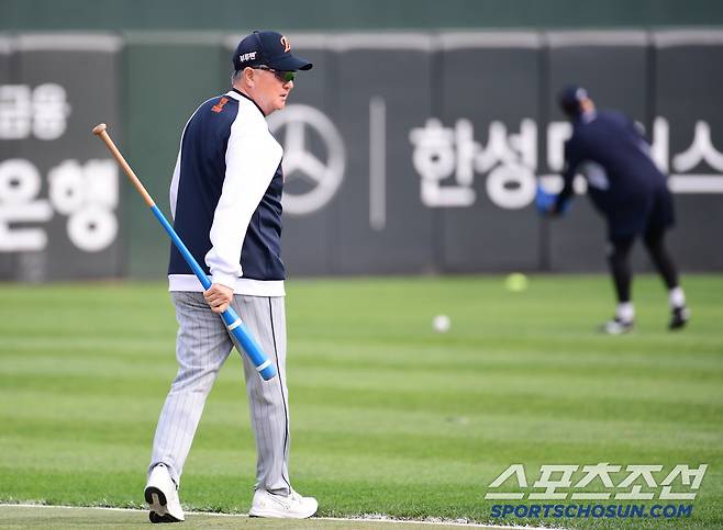 선수들 훈련 지켜보는 한화 김경문 감독.