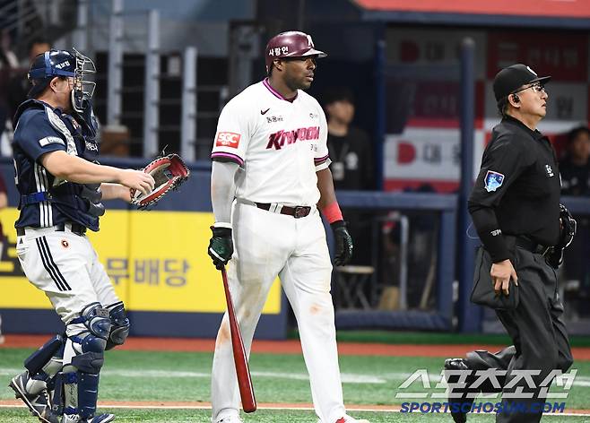 23일 서울 고척스카이돔에서 열린 두산-키움전. 4회말 무사 푸이그가 김유성의 얼굴쪽 위협구에 발끈하자 심판과 양의지가 달려와 말리고 있다. 고척=정재근 기자 cjg@sportschosun.com/2025.4.23/