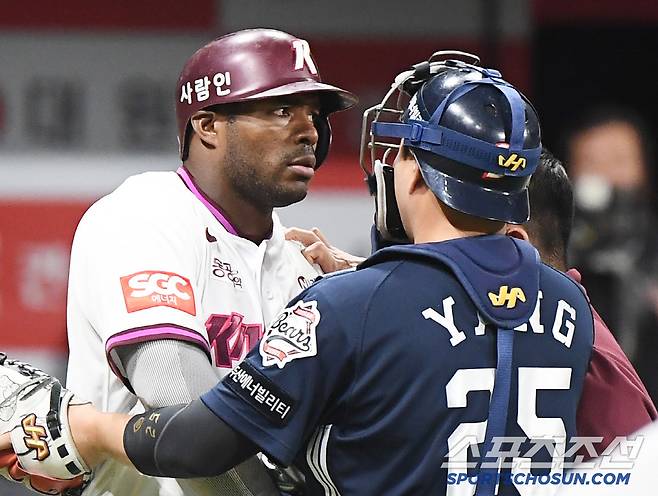 23일 서울 고척스카이돔에서 열린 두산-키움전. 4회말 무사 푸이그가 김유성의 얼굴쪽 위협구에 발끈하자 양의지가 달려와 말리고 있다. 고척=정재근 기자 cjg@sportschosun.com/2025.4.23/