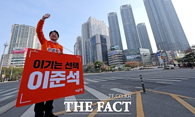 정치권에서는 이 후보의 행보가 정책 발표와 기자회견에 집중하는 다른 주자들과 뚜렷하게 대비된다는 해석이 나온다. /뉴시스