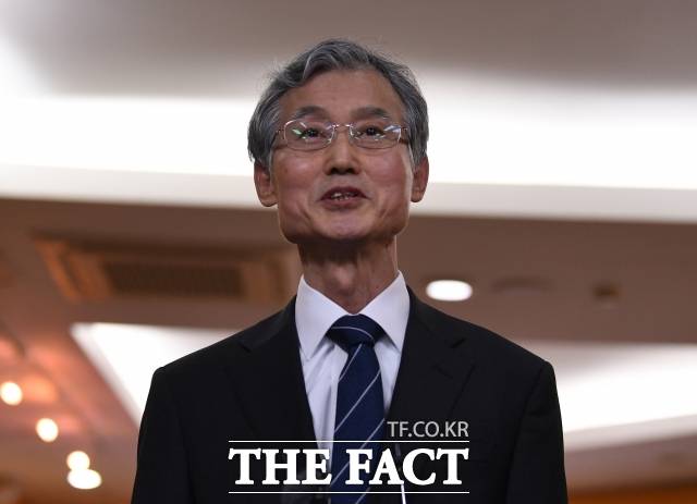 [더팩트ㅣ이새롬 기자] 조희대 대법원장과 부인 박은숙 씨가 제22대 국회의원선거일인 10일 오전 서울 용산구 중부기술교육원에 마련된 한남동 제3투표소에서 투표를 마친 뒤 소감을 밝히고 있다.