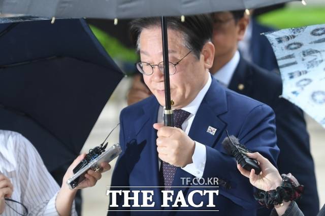 이재명 더불어민주당 대선 예비후보가 22일 오전 서울 서초구 서울중앙지방법원에서 열린 '대장동·위례 개발특혜·성남FC 의혹' 관련 공판에 출석하고 있다./장윤석 기자