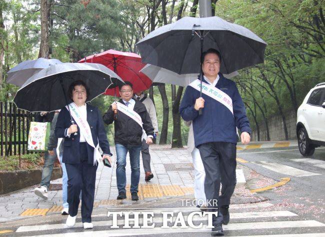 최대호 시장이 22일 오전 8시30분 걸어서 안양시청으로 출근하고 있다. /안양시