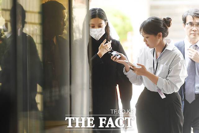 입시 비리 혐의로 1심에서 벌금형을 선고받은 조민 씨가 23일 오후 서울 서초구 서울중앙지방법원에서 허위작성공문서행사, 업무방해, 위계공무집행방해 혐의 관련 2심 선고 공판에 출석하고 있다. /장윤석 기자