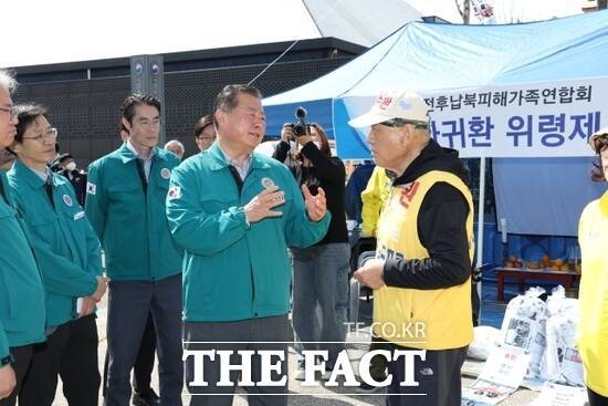 김경일 경기 파주시장(왼쪽 3번째)이 23일 오전 경기 파주시 문산읍 임진각에서 최성룡 납북자가족모임 대표(왼쪽 4번째)를 만나 대북전단 살포 중단을 설득하고 있다. /파주시