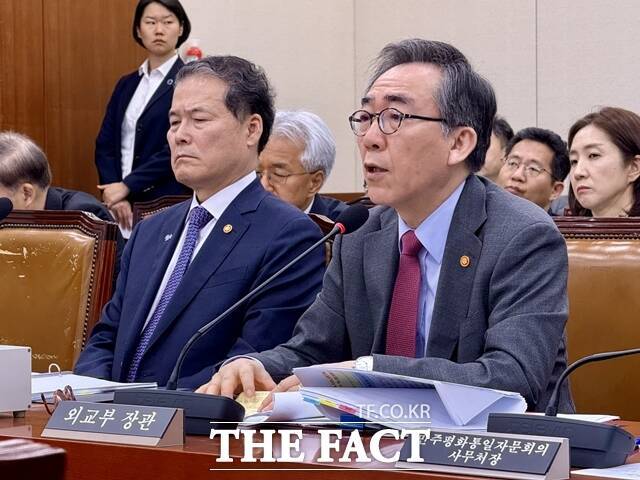 조태열 외교부 장관(오른쪽)은 23일 중국이 서해 한중 잠정조치수역(PMZ)에 철골 구조물을 설치한 데 대해 "비례적 대응 조치를 검토할 것"이라고 밝혔다. /국회=이동현 기자