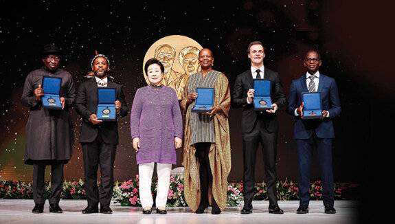 4월 11일 서울 잠실 롯데호텔 월드에서 ‘제6회 선학평화상 시상식’이 열렸다. 왼쪽부터 굿럭 조나단, 사무엘 하데메, 한학자 총재, 완지라 마타이, 휴 에반스, 패트릭 아우아.