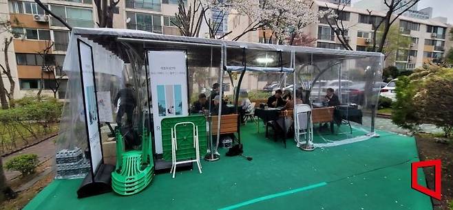 개포우성7차 단지 내에 마련된 부스에서 삼성물산 직원들이 주민들에게 설명하고 있다. 삼성물산 제공