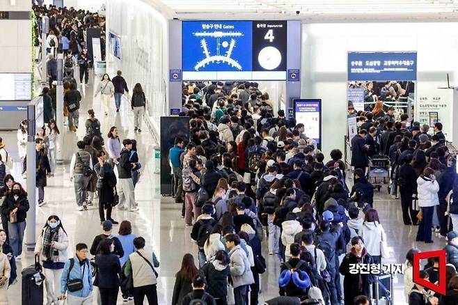 임시공휴일이 포함된 설 명절 연휴를 앞둔 1월 24일 인천국제공항 제1여객터미널을 찾은 여행객들이 탑승동으로 이동하기 위해 줄을 서고 있다. 강진형 기자
