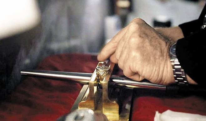 영화 ‘콘클라베’에서 교황이 서거하자 ‘어부의 반지’를 부수는 장면. /디스테이션