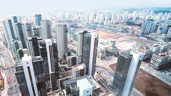 대선 후보들이 대통령실·국회의 세종 이전 공약을 잇따라 발표하자 세종시 집값이 다시 들썩이고 있다. 아파트 거래량이 크게 늘고, 일부 단지에서는 직전 가격보다 수억 원 오른 신고가 거래도 잇따르고 있다. 사진은 세종시 아파트 단지 전경. /연합뉴스