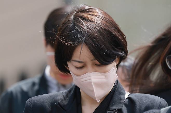 음주운전과 불법 숙박업 운영 혐의로 기소된 문재인 전 대통령의 딸 문다혜씨가 지난 17일 서울 서부지방법원에서 열린 1심 선고 공판을 마친 뒤 차량으로 이동하고 있다. /연합뉴스