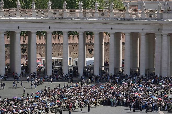 프란치스코 교황을 조문하기 위해 23일 바티칸 성베드로 광장 앞에 몰려든 사람들 /AP 연합뉴스