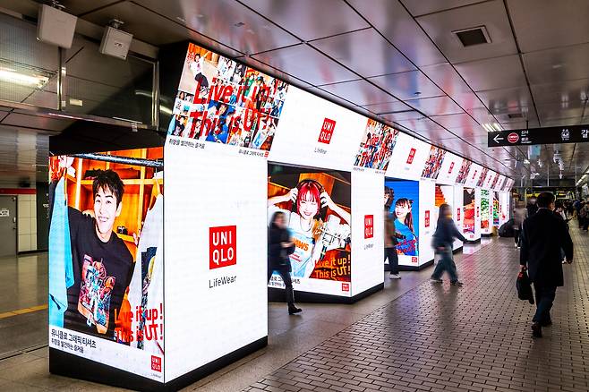 신분당선 강남역 역사 내 설치된 디지털 옥외광고. /이신영 영상미디어 기자