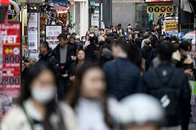 3월 10일 오후 서울 중구 명동거리가 외국인 관광객들과 시민들로 북적이고 있다. 이날 서울시에 따르면 올해 1월 서울을 방문한 외국인 관광객이 90만 명을 기록해 코로나19 이전 수준을 회복하며 활기를 되찾는 것으로 나타났다. 이는 2019년 1월 방문객(88만 명) 대비 102%에 달하는 수치다. /뉴스1