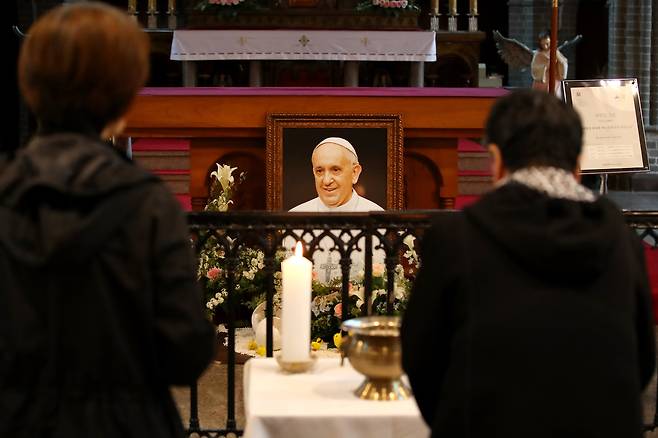 지난 22일 오후 대구 중구 천주교대구대교구 주교좌계산대성당에 마련된 프란치스코 교황 분향소를 찾은 신자들이 프란치스코 교황을 추모하고 있다. /뉴스1