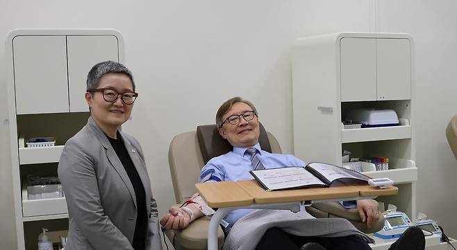 최재형(오른쪽) 전 의원이 지난 21일 헌혈의집 서대문센터 개소식에서 헌혈에 참여했다. 왼쪽은 권소영 대한적십자사 혈액관리본부장. /대한적십자사 제공